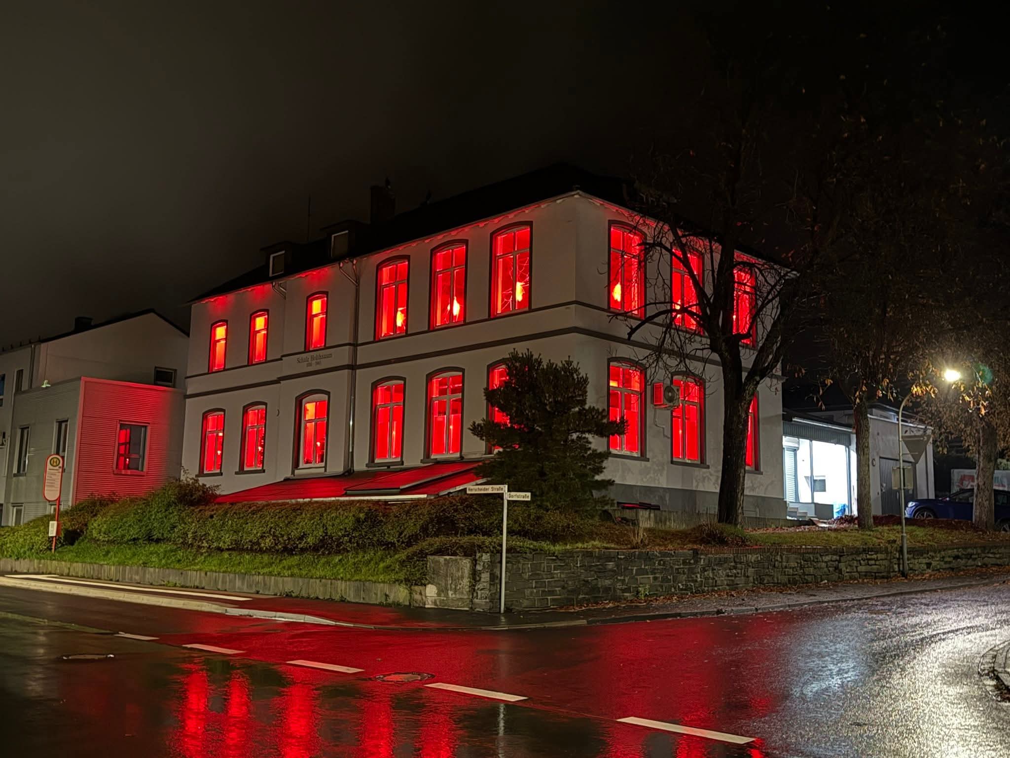 Gebäude in rotem Licht